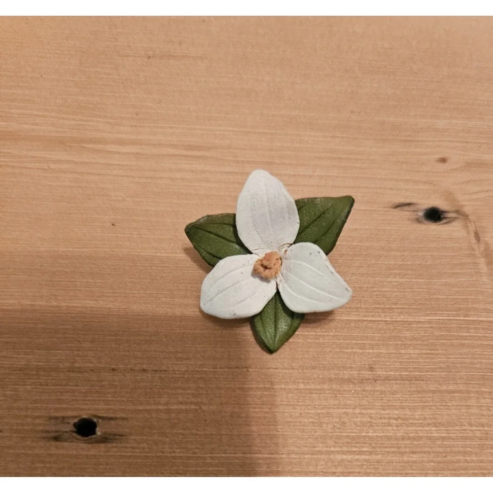 Trillium Flower brooch pin - signed Canada Floral Statement Lapel Accent FASHION